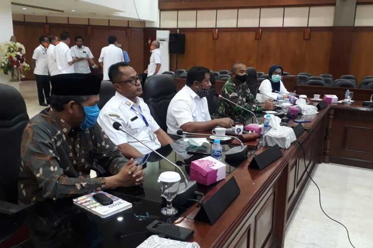 Ketua DPRD Maluku, Lucky Wattimury saat memimpin rapat bersama dengan pemerintah provinsi Maluku dan instansi terkait di Kantor DPRD Maluku, Rabu (15/4/2020)