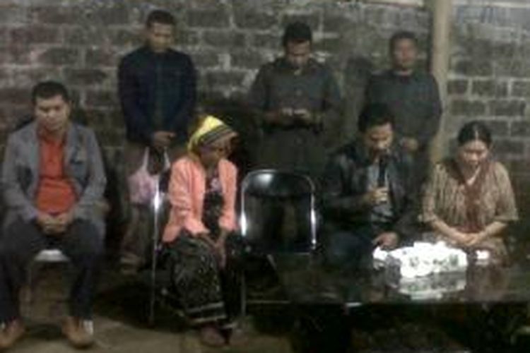 Calon Bupati Manggarai dari Koalisi Rakyat, Deno Kamelus bersama istri dan ibunya berdoa di Poskonya di Tenda, Kelurahan Tenda, Kecamatan Langke Rembong, Manggarai, Rabu (9/12/2015) malam. (Kompas.com/Markus Makur)