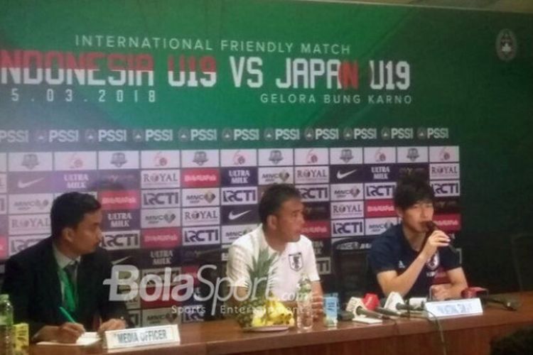 Pemain Jepang U-19, Hoshioka Daiki (kanan) dan pelatih Kageyama Masanaga dalam sesi tanya jawab dengan wartawan seusai hadapi timnas U-19 Indonesia, Minggu (25/3/2018).