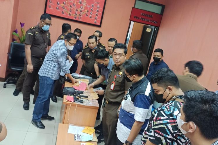 Pelimpahan barang bukti kasus tewasnya Brigadir J di Kejari Jakarta Selatan, Selasa (4/10/2022).