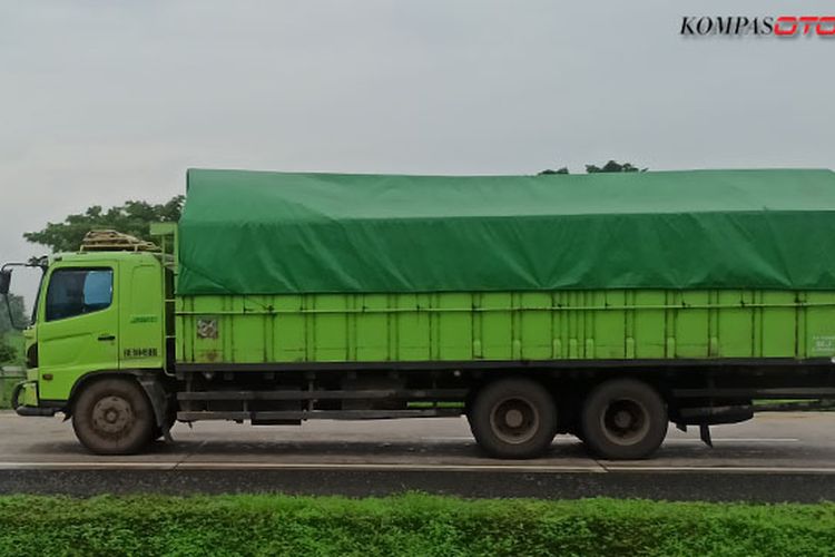 Ilustrasi truk ODOL di jalan tol. 