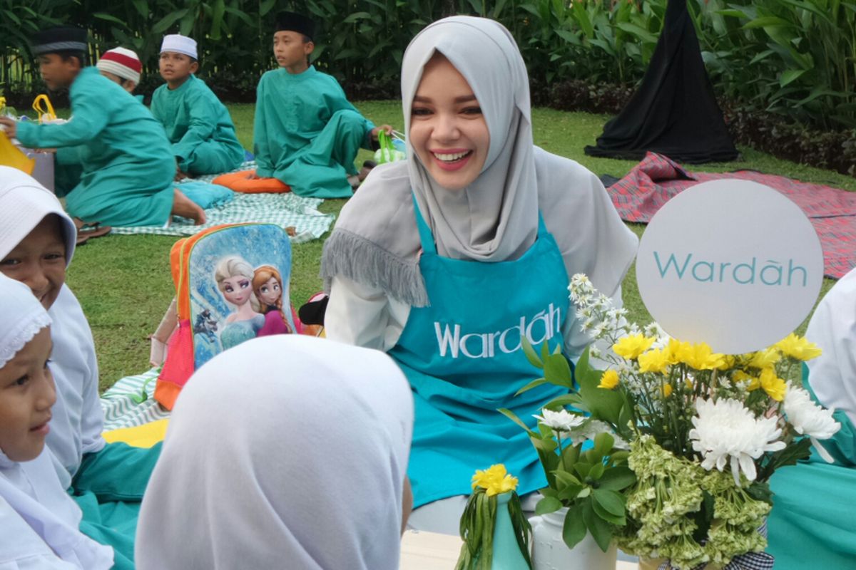 Artis peran yang juga vokalis Dewi Sandra saat diabadikan di Bintaro Xchange Mall, Bintaro, Tangerang Selatan, Jumat (9/6/2017).