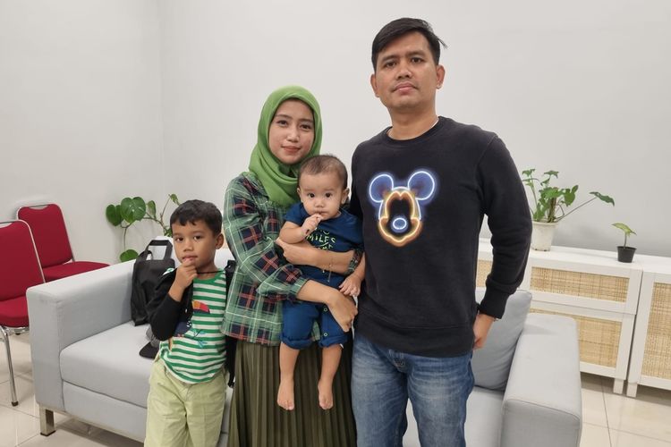 Fickri Haikal (41 tahun) bersama istri dan kedua anaknya sempat tertinggal kereta saat mengikuti uji coba kereta cepat Jakarta-Bandung di Stasiun Halim, Jakarta, Senin (25/9/2023).
