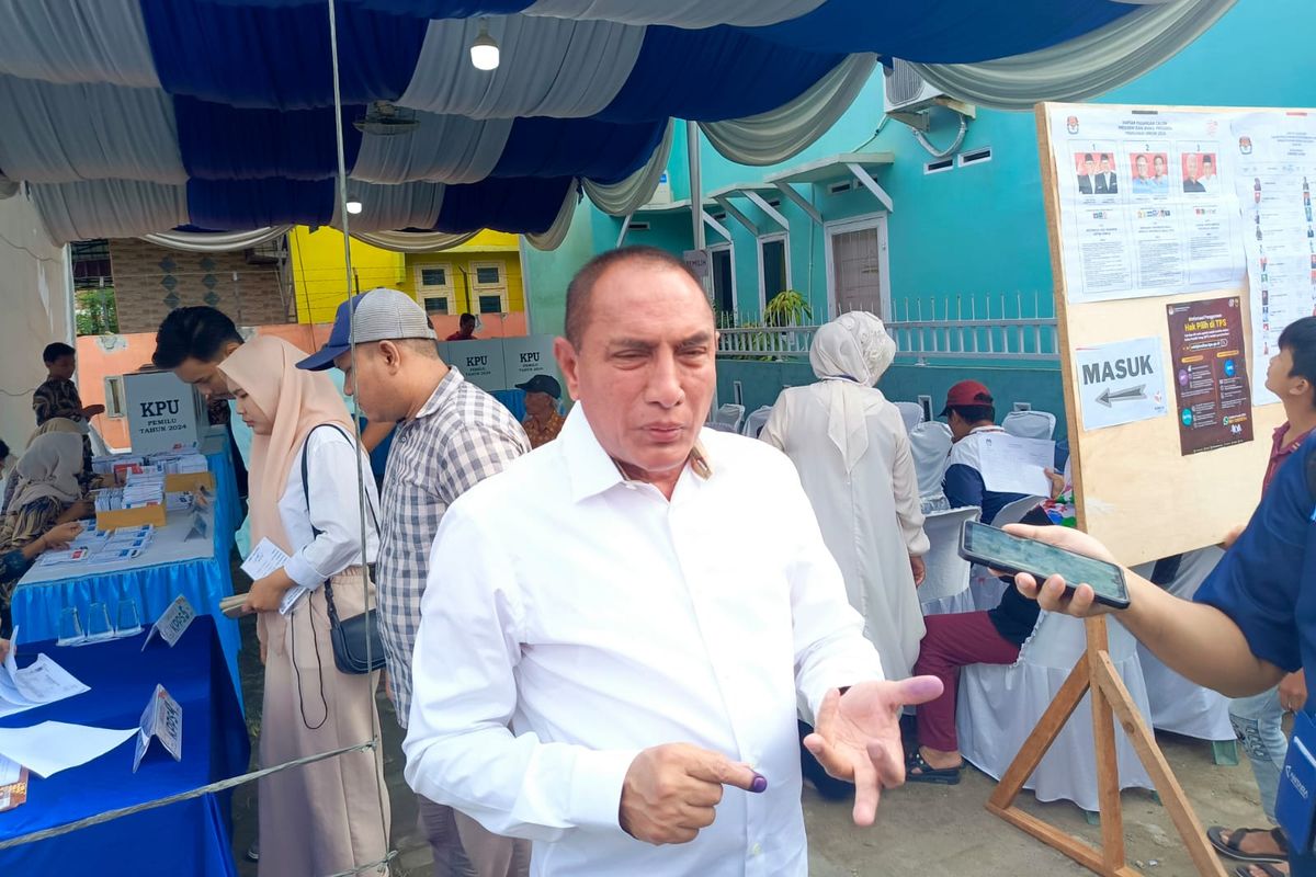 Edy Rahmayadi usai mencoblos di TPS 042 di Jalan Karya Bakti, Kecamatan Medan Johor, Rabu (14/2/2024) 