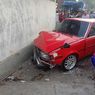 Tidak Punya SIM, Pengemudi Mobil di Sragen Tabrak 2 Motor dan Warung