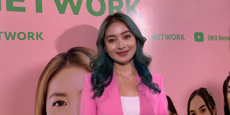 U shunchalik qattiq boladiki, oyoqlari qaltiraydi (porno) Jinsiy aloqa ogirlangan va sikilgan