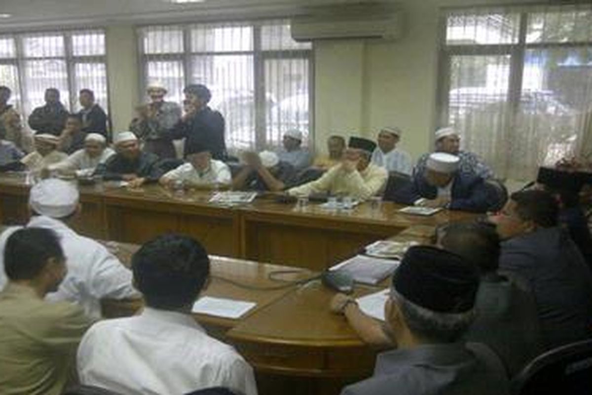 Ketua Forkami, A Iman, yang memimpin rombongan, Rabu (30/11/2011), meminta DPRD membuat rekomendasi, agar jemaat GKI Yasmin tidak beribadah di jalan atau trotoar. 