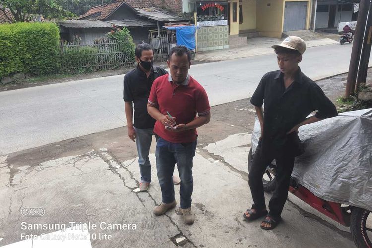 Anggota Polsek Dayeuhkolot, mendatangi TKP dan memperdalam CCTV terkait adanya pembacokan terhadap dua orang pemuda di Kampung Citeureup, Desa Citeureup, Kabupaten Bandung, yang diserang oleh orang taka dikenal, Pada Santu (19/11/2022.