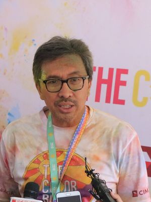 Presdir CIMB Niaga, Tigor M Siahaan, memberikan keterangan seusai mengikuti lari The Color Run di kawasan Parkir Timur Senayan Jakarta (12/10).