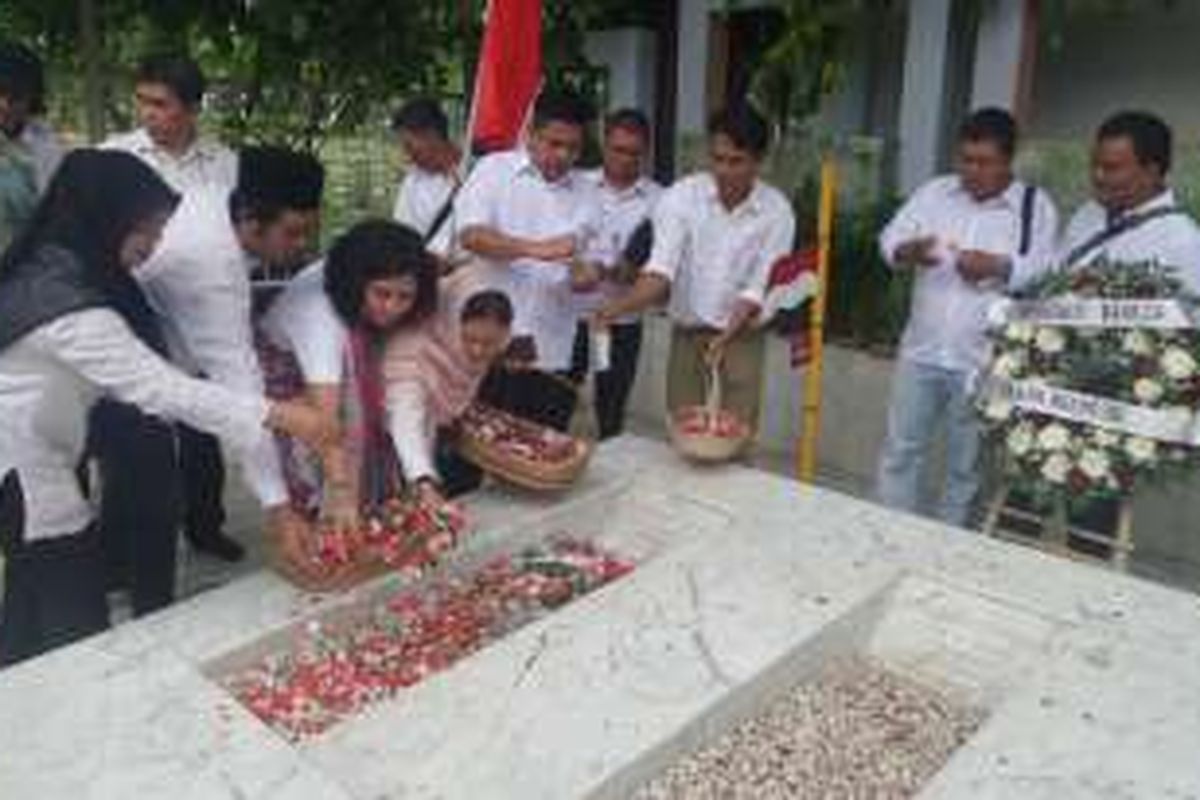 Selasa (16/8/2016), Gerak Indonesia, relawan pendukung Tri Rismaharini melayat ke makam Fatmawati di TPU Karet Bivak, Jakarta Pusat