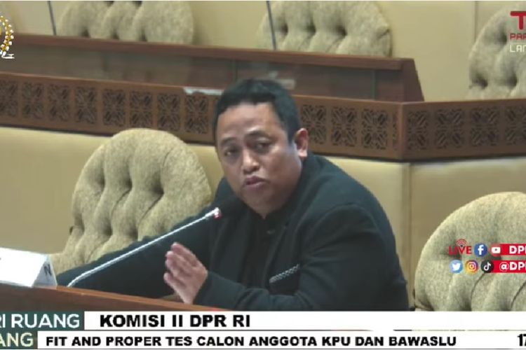 Calon anggota Badan Pengawas Pemilu (Bawaslu) RI Puadi saat mengikuti uji kelayakan dan kepatutan dengan Komisi II DPR di Kompleks Parlemen, Jakarta, Rabu (16/2/2022).