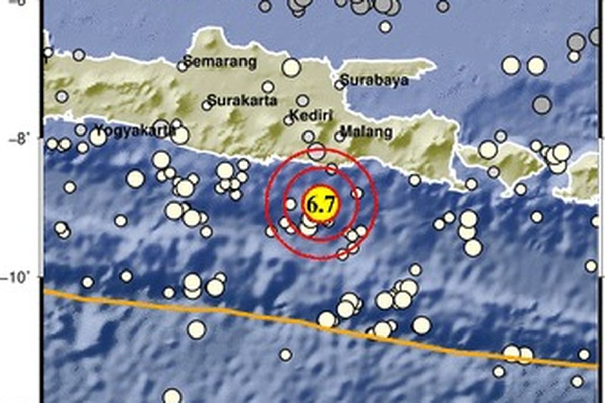 Gempa berkekuatan M 6,7 pada Sabtu (10/4/2021) pukul 14.00 WIB. Guncangan gempa dirasakan warga di wilayah Jawa Timur, Jawa Tengah, dan DI Yogyakarta.