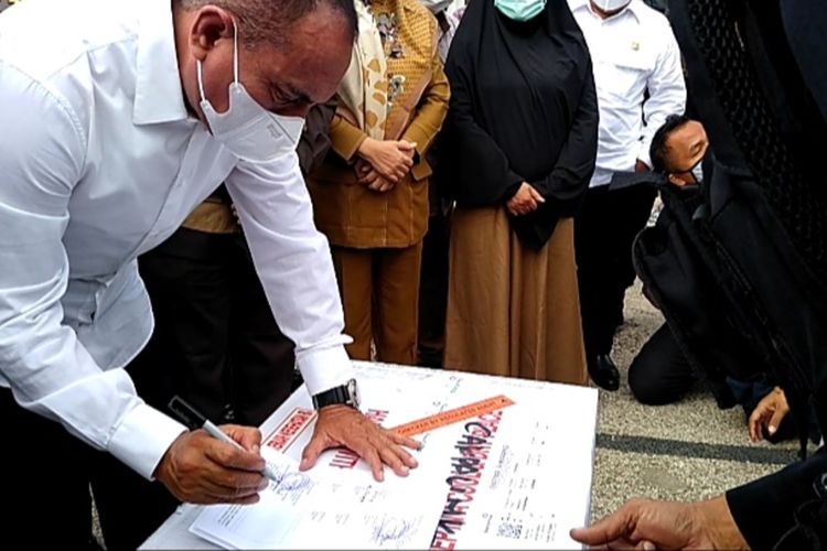 Gubernur Sumut, Edy Rahmayadi menandatangani berkas penyerahan vaksin Covid-19 yang baru tiba di Rumah Dinas Gubernur Sumut, di Jalan Jend. Sudirman, Medan pada Selasa (5/1/2021) pagi. Edy sangat berhadap menjadi yang pertama divaksin, namun vaksin yang sudah tiba khusus untuk tenaga kesehatan.