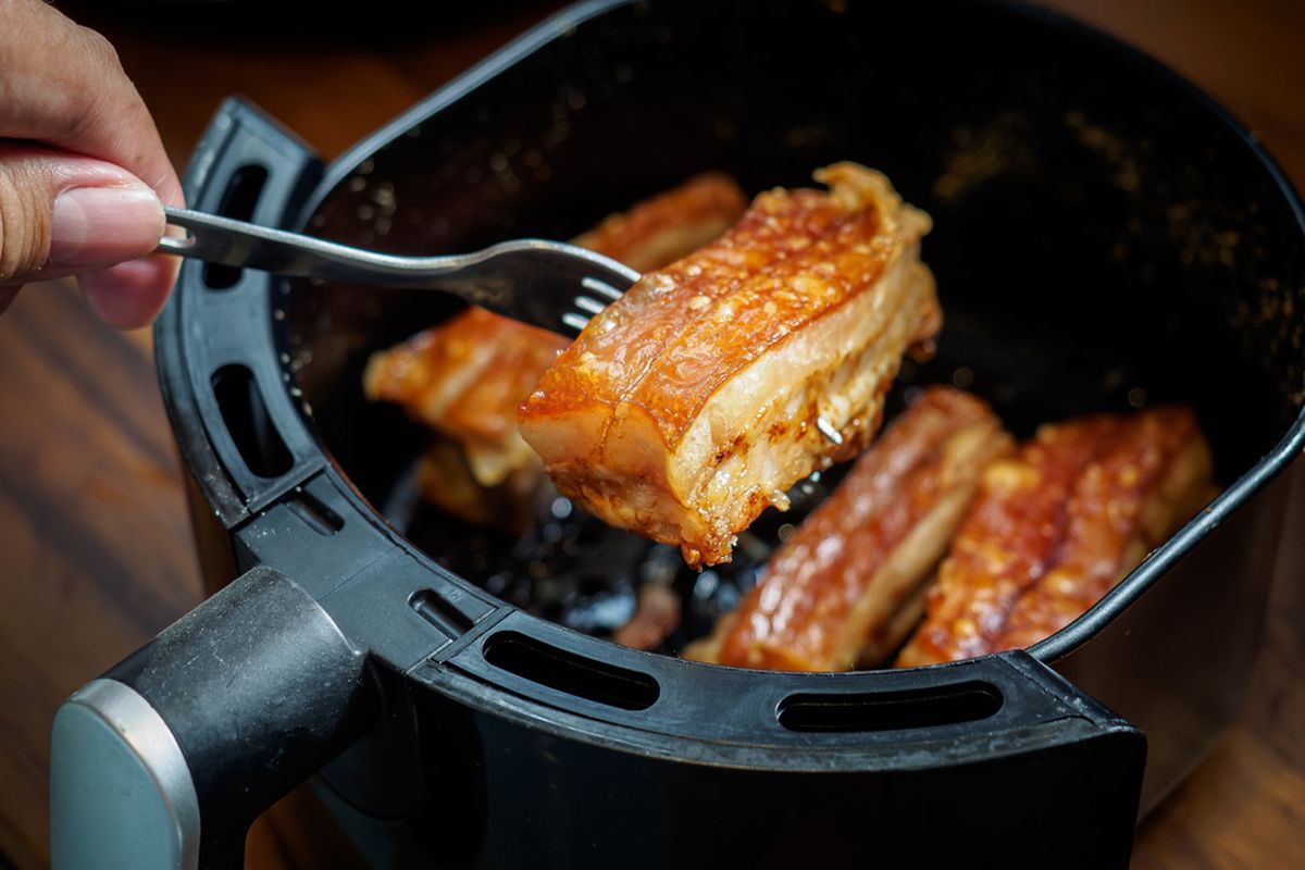 Ilustrasi menggoreng daging menggunakan air fryer. 