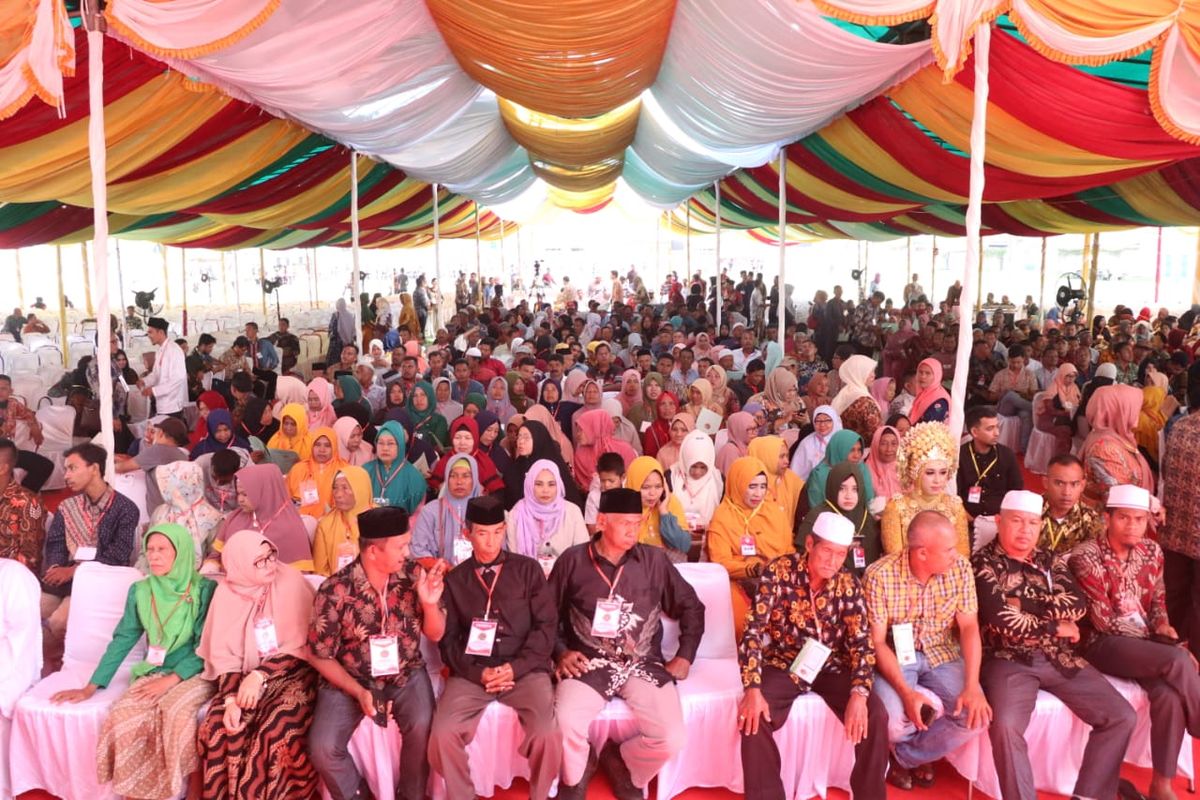 Masyarakat Bireun, Provinsi Aceh, mendapatkan sertipikat tanah gratis dari Presiden Jokowi, Sabtu (22/2/2020).