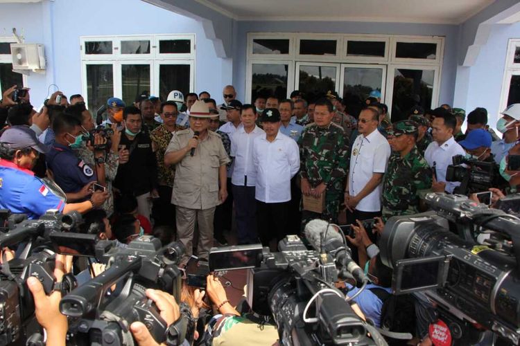 Keberadaan Menteri Pertahanan dan Kemanan (Menhan) RI Prabowo Subianto yang didampingi Menteri Kesehatan (Menkes) RI Terawan Agus di Lanud Sadjad Ranai, Kabupaten Natuna, Kepulauan Riau (Kepri) tidak saja mengunjungi lokasi karantina 238 WNI yang baru saja pulang dari Wuhan, China di Lanud Raden Sadjad Ranai. Prabowo juga menyempatkan diri bertemu dengan sejumlah personil TNI yang dibawa komando Panglima Komando Gabungan Wilayah Pertahanan I (Pangkogabwilhan I).