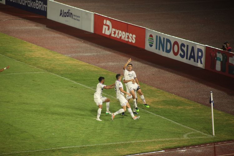 Pemain Persita merayakan gol Ramiro Fergonzi dalam pertandingan Persis vs Persita di Liga 1 2022-2023 yang berlangsung di Stadion Manahan, Solo, Minggu (14/8/2022). 