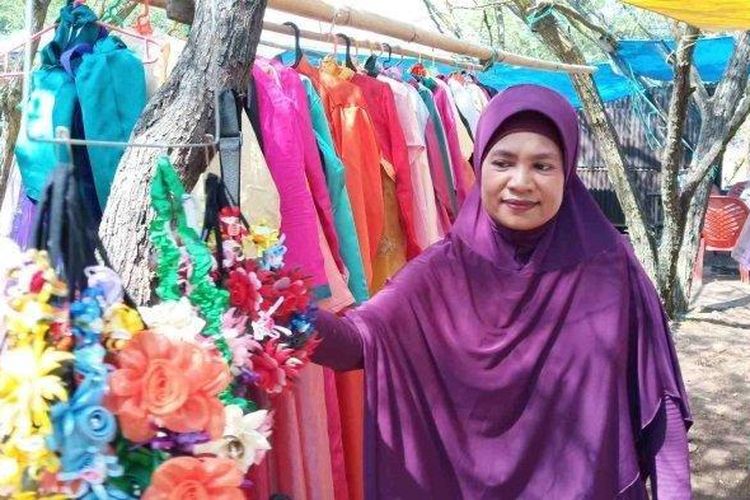 Helmi, penyedia jasa sewa kostum hanbok korea di kawasan Hutan Kota Kaombona, di Kelurahan Talise, Sabtu (3/8/2019) sore.
