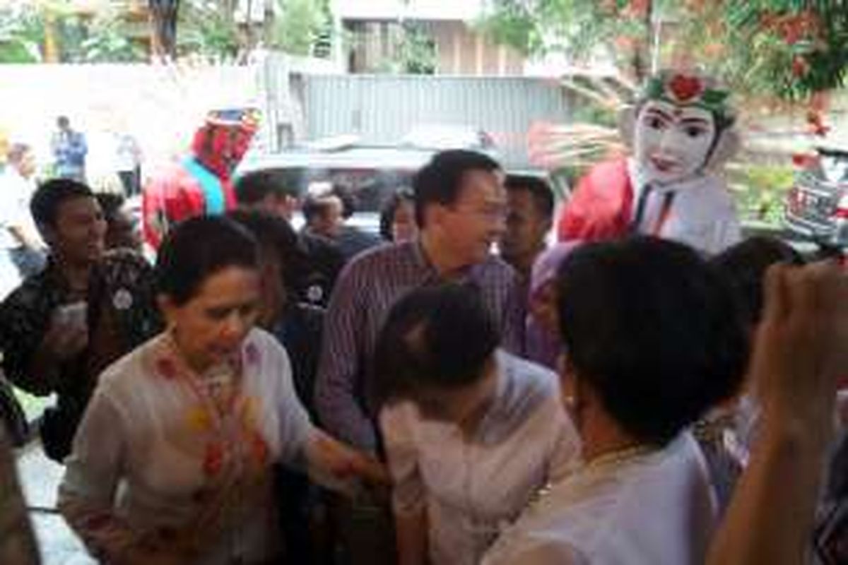 Bakal cagub DKI Jakarta Basuki Tjahaja Purnama bersama relawan di Jalan Darmawangsa, Kebayoran Baru, Minggu (23/10/2016)