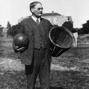 James Naismith, penemu dan perancang permainan bola basket.