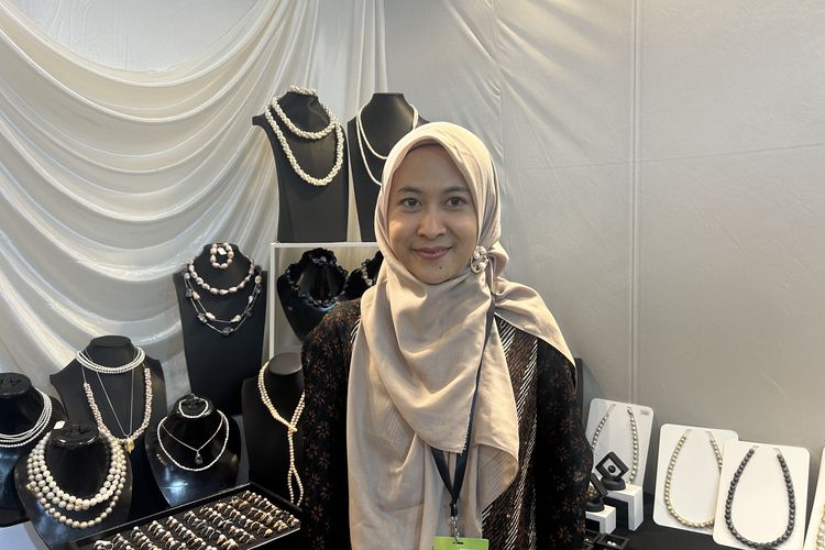 Pemilik Crocus Pearl Sasmita Asryanti saat ditemui di Inacraft 2025 yang diselenggarakan di Jakarta Convention Center (JCC), Jakarta Pusat, Kamis (2/10/2025).