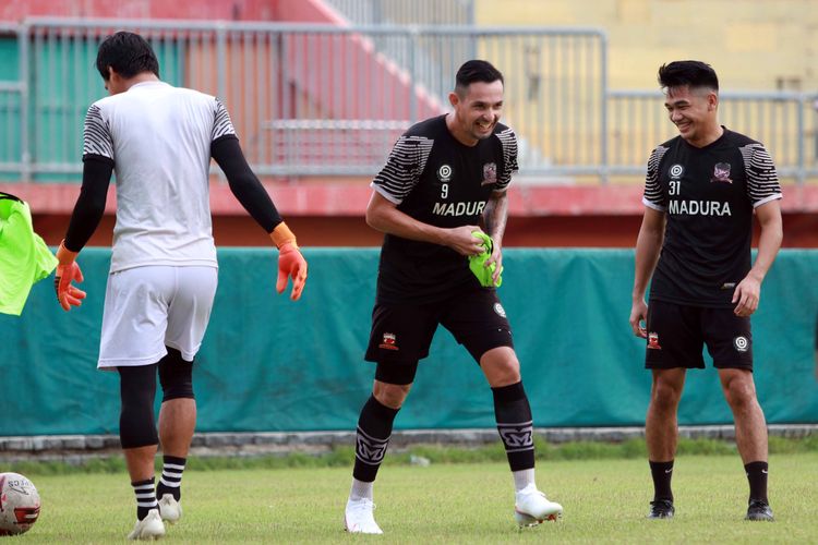 Pemain baru Madura United, Silvio Escobar mengikuti latihan perdana seusai libur lebaran di Stadion Gelora Madura Ratu Pamelingan Pamekasan, Kamis (20/05/2020) sore.