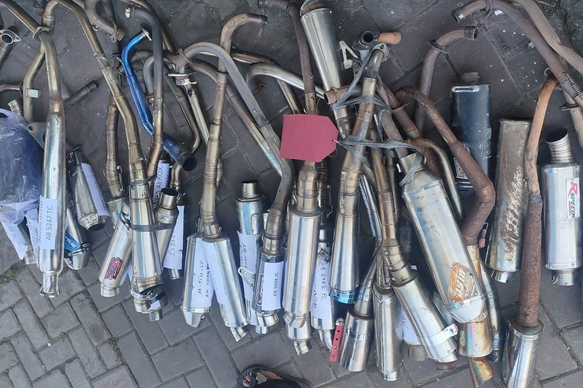 Sebanyak 57 knalpot blombongan diamankan Polres Kulon Progo, Daerah Istimewa Yogyakarta.