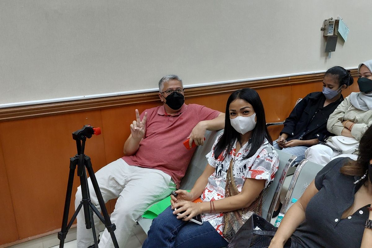 Sidang perkara pemalsuan akta otentik sejumlah aset milik keluarga Nirina Zubir kembali digelar pada Selasa (7/6/2022) sore. 