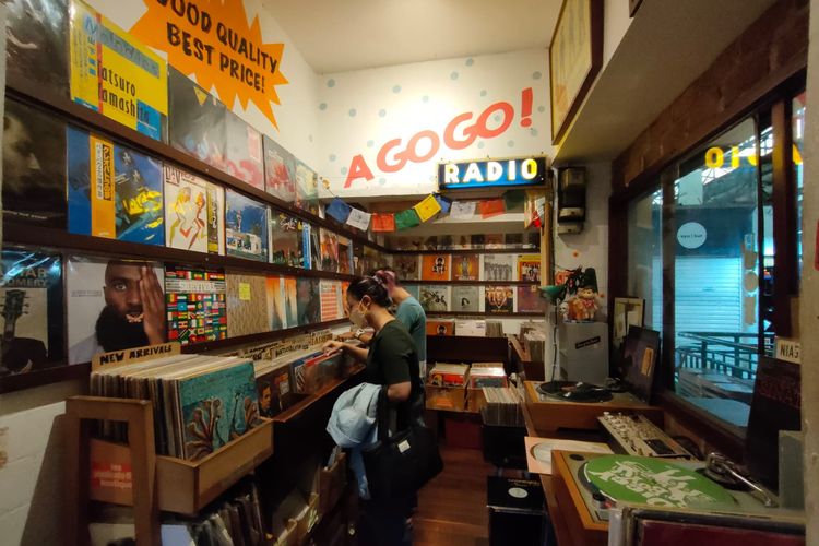Seorang pelanggan sedang melihat-lihat vinyl di Laidback Blues Records di Pasar Santa lantai 1, AKS 116-118, Jalan Cipaku, Kebayoran Baru, Jakarta Selatan pada Senin (22/11/2021).