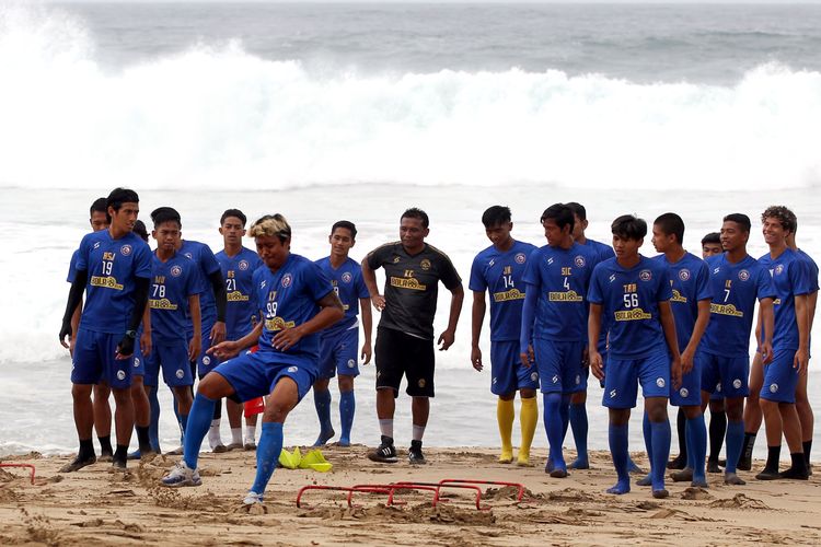 Pemain Arema FC, Kushedya Hari Yudo saat latihan fisik di Pantai Nganteb Kabupaten Malang, Jawa Timur, Rabu (02/09/2020) pagi.