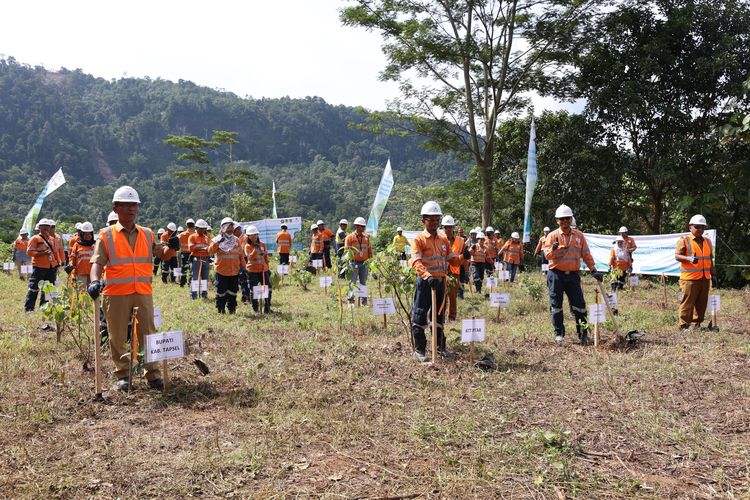 PT Agincourt Resources, pengelola Tambang Emas Martabe, mengadakan penanaman pohon sebanyak 130 bibit pohon saat Pembukaan Hari Lingkungan Hidup Sedunia pada Senin (5/6/2023). 