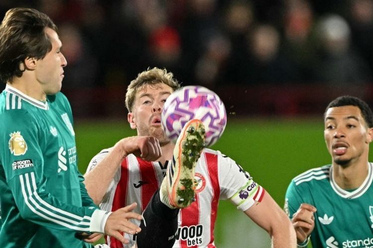 Bek Irlandia Brentford #22 Nathan Collins (tengah) mencoba mengontrol bola di bawah tekanan dari striker Italia Liverpool #14 Federico Chiesa (L) dan striker Prancis Liverpool #22 Hugo Ekitike (R) dalam pertandingan sepak bola Liga nggris antara Brentford vsLiverpool di Stadion Gtech Community di London pada 25 Oktober 2025. (Foto oleh Glyn KIRK / AFP)