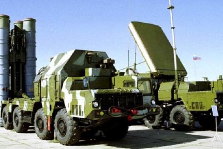 Sistem pertahanan rudal anti pesawat S-300 buatan Soviet.