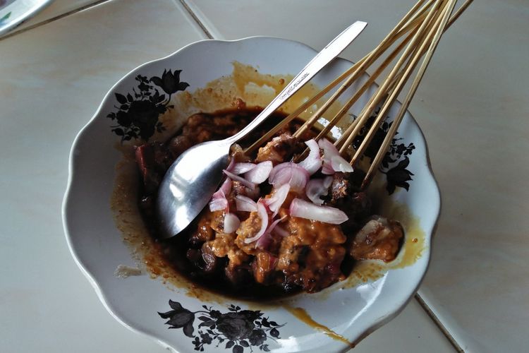 Sate kambing Lowayu, yang dianggap oleh pengunjung memiliki cita rasa berbeda.