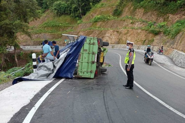 Suasana TKP Truk Fuso terguling di Lombok Uatata