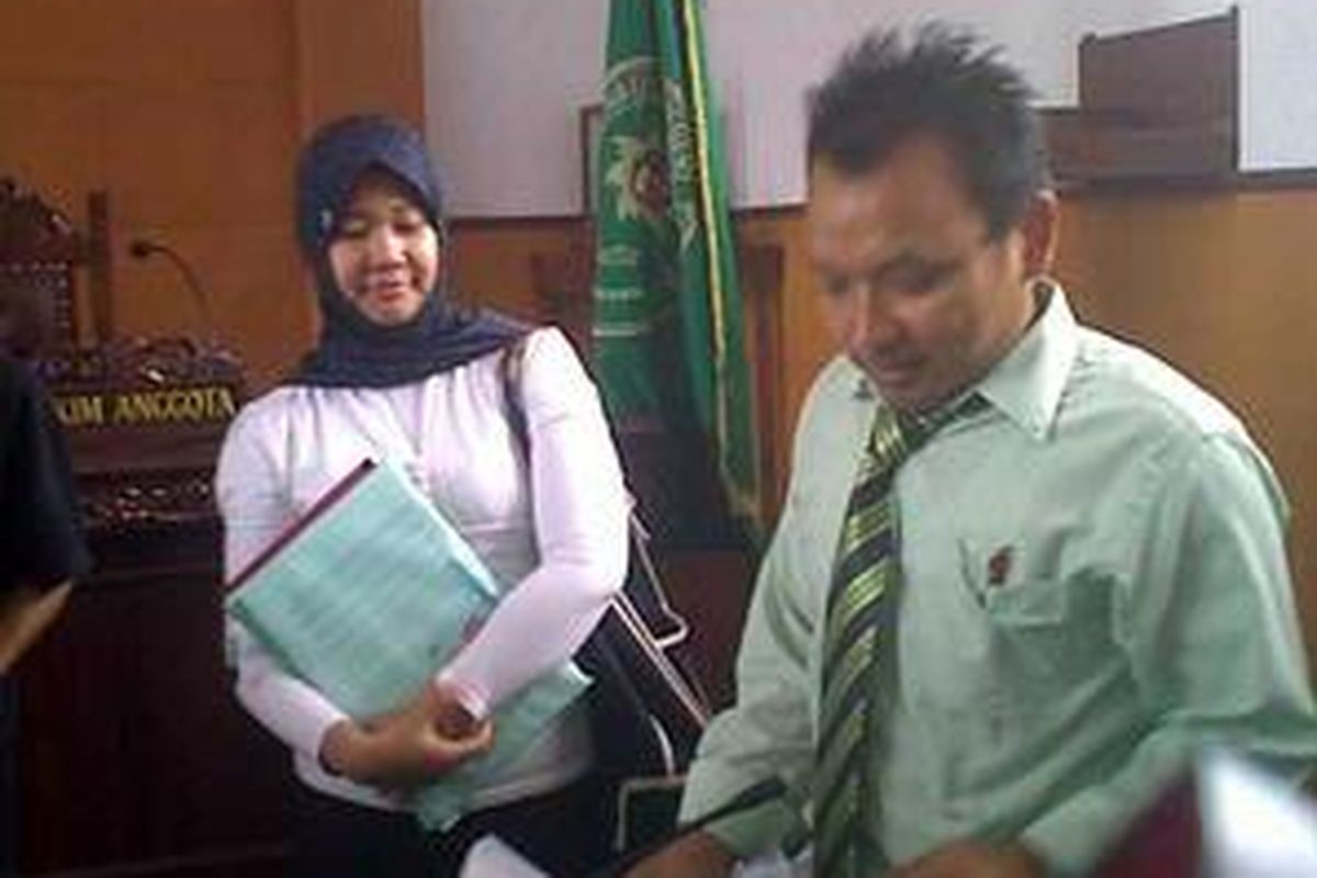 Prita Mulyasari, terdakwa pidana dugaan pencemaran nama baik terhadap RS OMNI Internasional Alam Sutra, Serpong, bersama anggota penasihat hukumnya, Slamet Yuwono usai sidang, Rabu(28/10) di Pengadilan Negeri Tangerang.