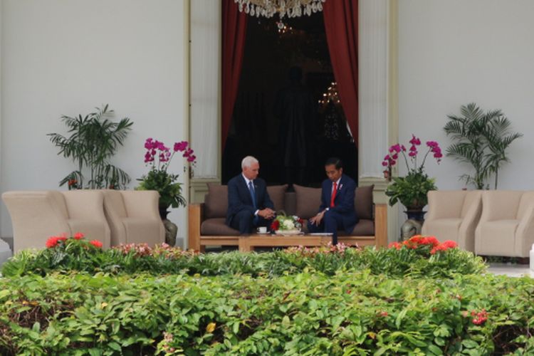 Presiden Joko Widodo dan Wakil Presiden Amerika Serikat Mike Pence berbincang di beranda Istana Merdeka, Jakarta, Kamis (20/4/2017).