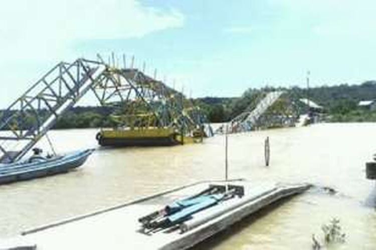 Jembatan ambruk di Cilacap, Jawa Tengah, Kamis (1/12/2016).