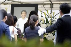 BERITA FOTO: Pemakaman Shinzo Abe, Warga Jepang Turun ke Jalan Beri Penghormatan Terakhir