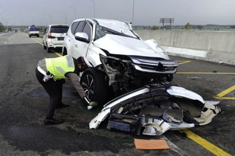 Mobil Pajero Sport Putih bernopol B 1264 BJU yang ditumpangi Vanessa Angel dan suaminya mengalami kecelakaan lalu lintas di Tol Jombang-Mojokerto, KM 672.400/A, Kamis (4/11/2021).