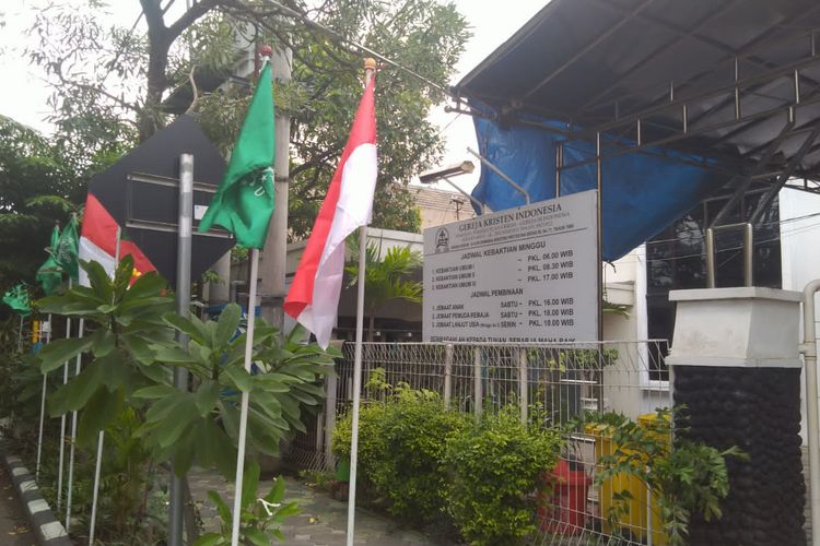 Bendera Merah Putih dan bendera NU di depan GKI Sidoarjo di Jl. Trunojoyo No. 39A, Sidoarjo, Jawa Timur. Jemaat gereja secara sukarela memasang bendera-bendera tersebut untuk memeriahkan Puncak Resepsi Satu Abad NU yang digelar di Gelora Delta Sidoarjo pada Selasa (7/2/2023).