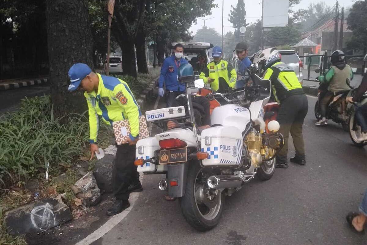 Petugas polisi melakukan olah TKP kecelakaam di jalan Surapati, kota bandung, Kamis (11/12/2025)