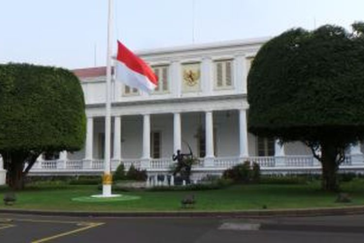 Bendera setengah tiang berkibar di Istana Kepresidenan Jakarta, Rabu (30/9/2015).
Powered by Telkomsel BlackBerry®