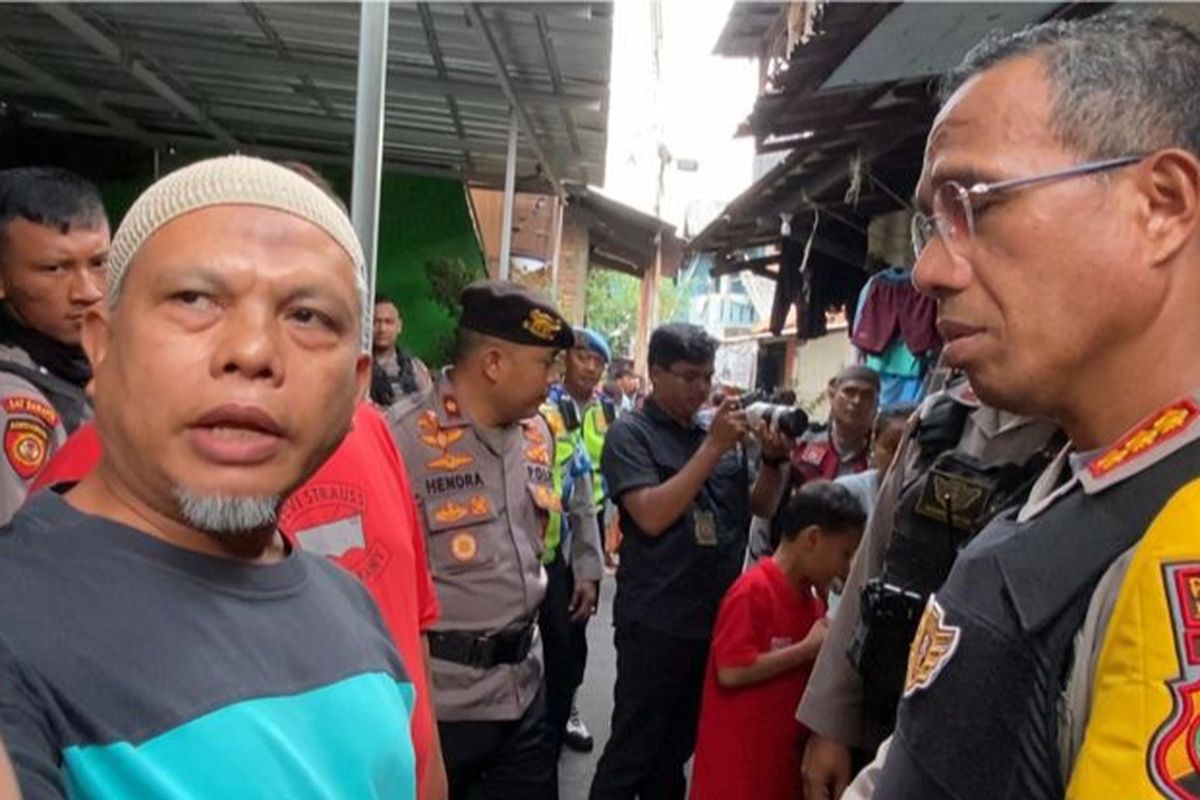 Ketua RT 13/RW 04 Kelurahan Klender, Tusito (kiri) saat berbincang dengan Kapolres Metro Jakarta Timur Kombes Pol Nicolas Ary Lilipaly (kanan). 