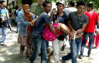 Dihadang Polisi saat Hendak Bersalaman, Ibu Ini Kesurupan
