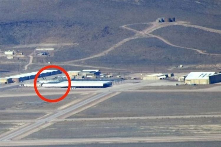 Foto hanggar yang tiba-tiba menghilang di Area 51 pada Juli, Sebelumnya pada April hanggar itu tampak sedang dibangun.