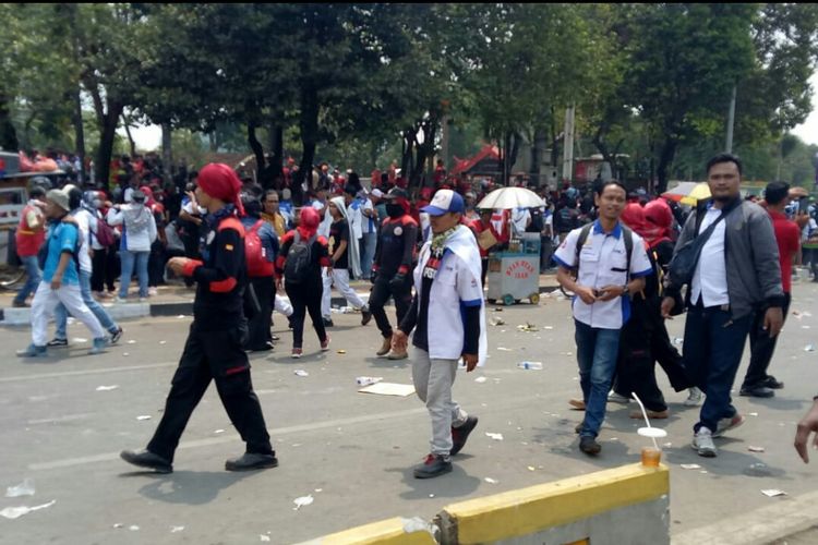 Ribuan buruh yang tergabung dalam Konfederasi Serikat Pekerja Indonesia (KSPI)  sudah selesai melakukan unjuk rasa. Saat ini mereka mulai meninggalkan kawasan DPR jalan Gatot Subroto, Jakarta Pusat, Selasa (2/10/2019). 