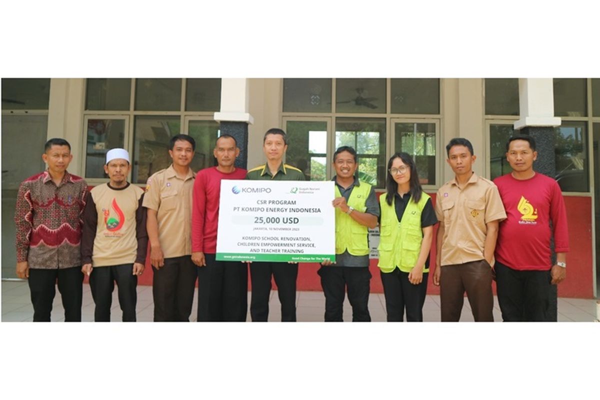 Penyaluran bantuan dari PT Komipo Energy Indonesia untuk Sekolah Dasar Negeri (SDN) Cileuksa  05. 