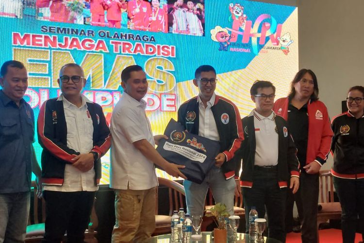Sekjen PBSI sekaligus Ketua Tim Ad Hoc Olimpiade Paris 2024, Fadil Iram (ketiga dari kiri) dalam acara Seminar Olahraga Menjaga Tradisi Emas Olimpiade di Candi Bentar, Ancol, Jakarta Utara, Sabtu (17/2/2024). 