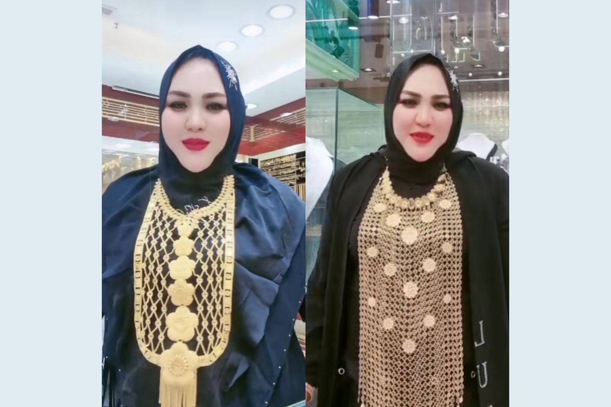 Owner Produk Kecantikan Mira Hayati saat Memarkan Kalung Emasnya yang Bernilai Ratusan Juta Rupiah